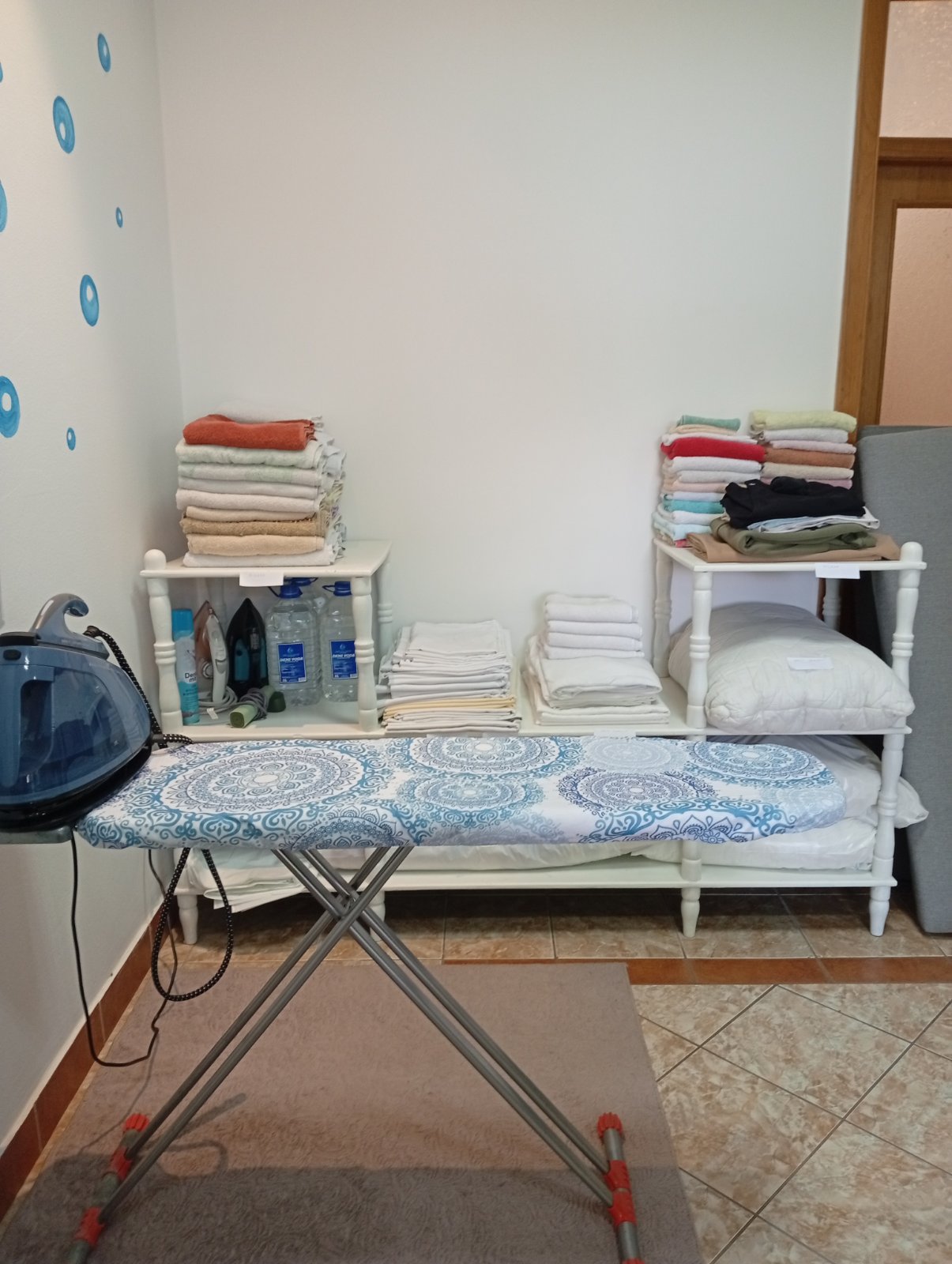 Prostor za peglanje i odlaganje veša